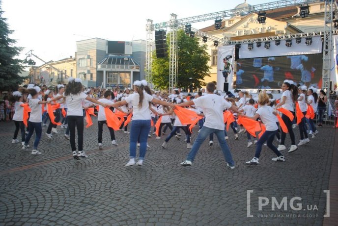 У Мукачеві шоу-балет "Сучасник" відзначив свій 30-річний ювілей святковим концертом – 08