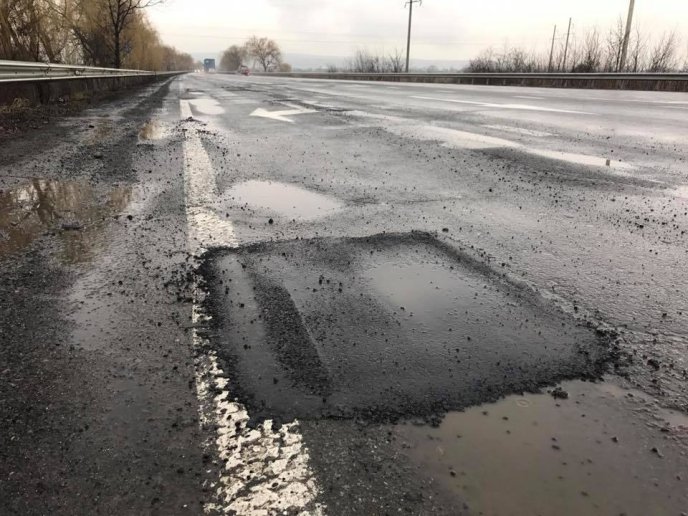На трасі Київ-Чоп закарпатські дорожники клали асфальт у ями, залиті водою – 03