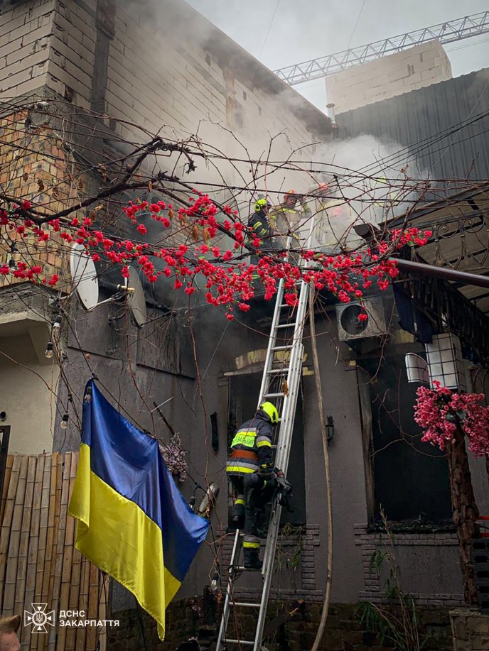У центрі Ужгорода горів ресторан – 02 Пожежа у центрі Ужгорода