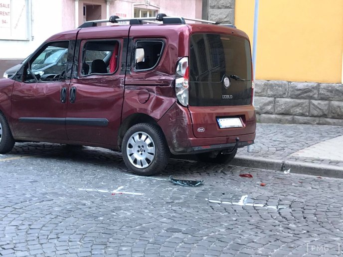 Ввечері у Мукачеві сталась аварія за участі вантажівки військових – 04