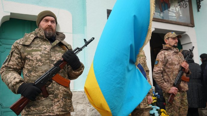 У Мукачівській громаді навколішках прощалися з полеглим Героєм – 04