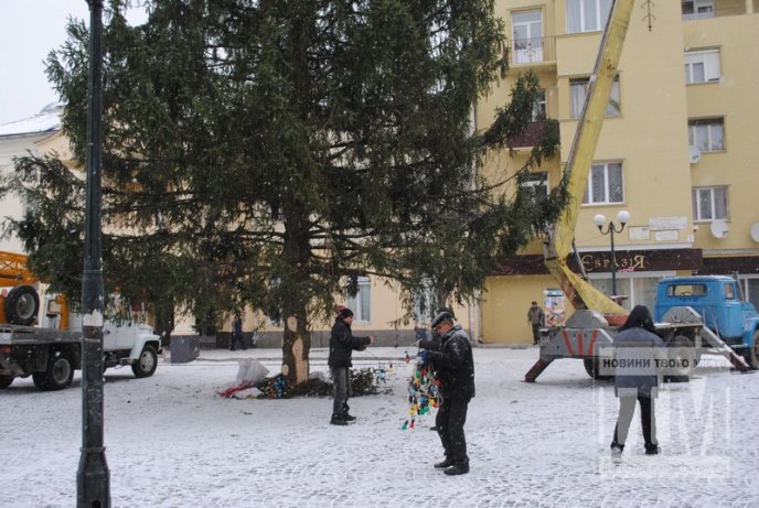 В центрі Мукачева прикрашають ялинку та на повну працює новорічний ярмарок (ФОТО) – 08