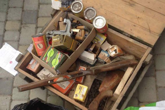 Чоловік зберігав вдома арсенал зброї – 01