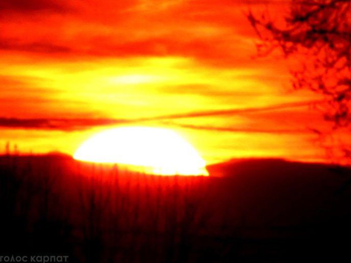 У мережі милуються неймовірно гарним заходом сонця над Мукачевом – 02