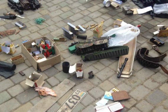 Чоловік зберігав вдома арсенал зброї – 05