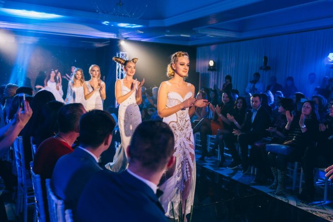 Мода заради життя: на Закарпатті відбувся ІІІ-й благодійний показ мод дизайнерки Роксолани Новак – 39