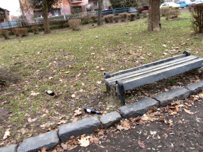 Сквер імені Андрія Кузьменка у Мукачеві: купа пляшок, бруд, поламані лавиці та викрадені смітники – 06