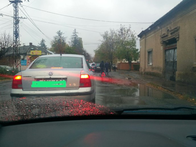 Два автомобілі не розминулись – 03