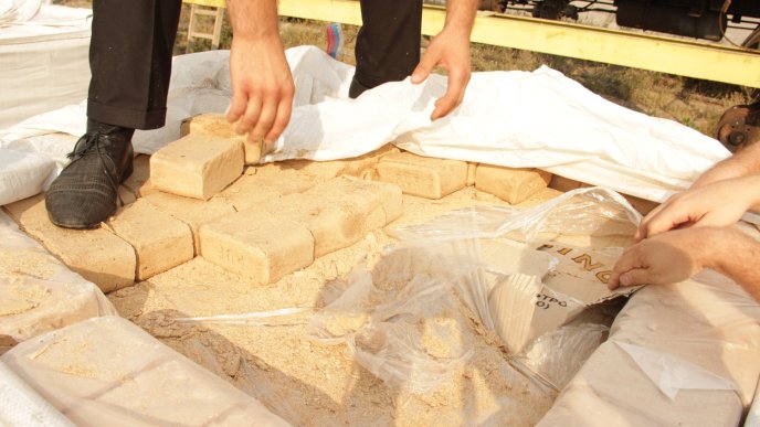 На Закарпатті під паливними брекетами виявили партію контрабандних цигарок – 03