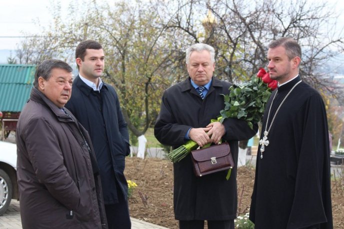 Архієпископу Феодору – 50: іменинника вітали перед богослужінням на Червоній горі – 11