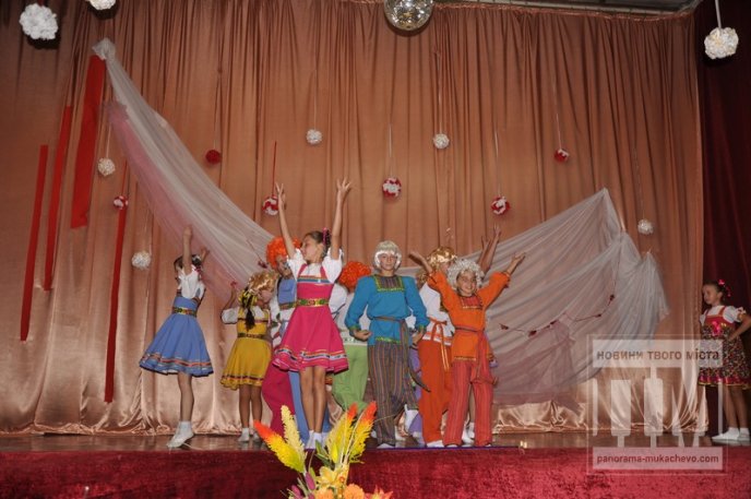 У міському Будинку школярів вітали ветеранів педагогічної ниви (ФОТО) – 32