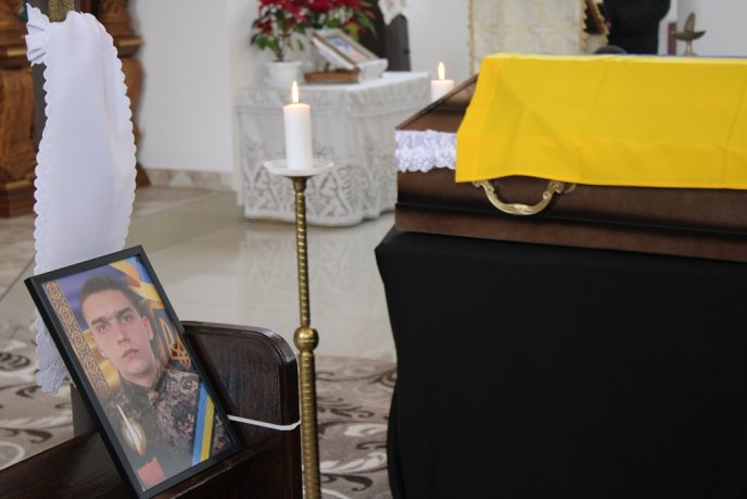 Закарпатця, який загинув на Донеччині, зустріли «живим» коридором – 04