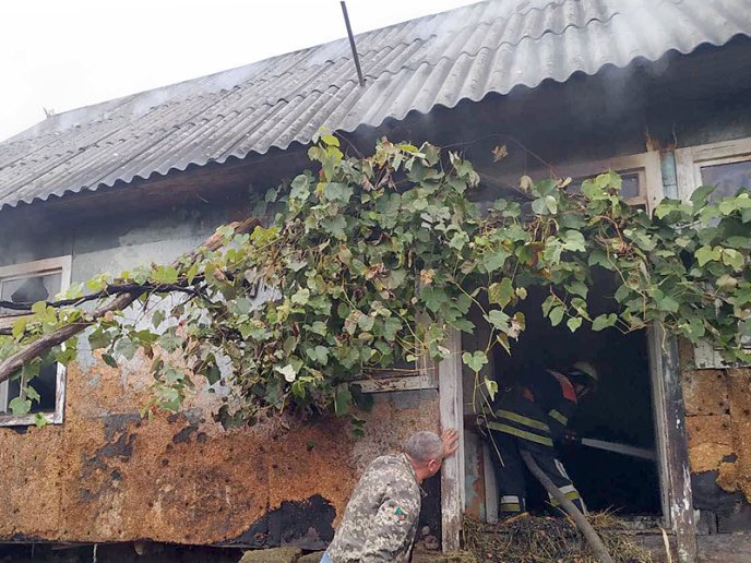 У Тячівському районі горів дерев’яний будинок – 03