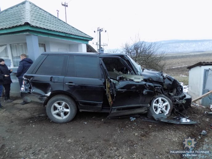 У Великій Копані автомобіль «Land Rover» зіткнувся з потягом – 02