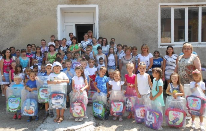 Майбутні першокласники Рахівщини отримали шкільні ранці та набори для навчання – 06