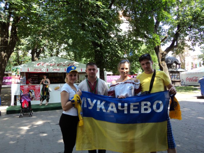 Мукачівські вболівальники підтримували футбольну збірну України в Донецьку (ФОТОРЕПОРТАЖ) – 24