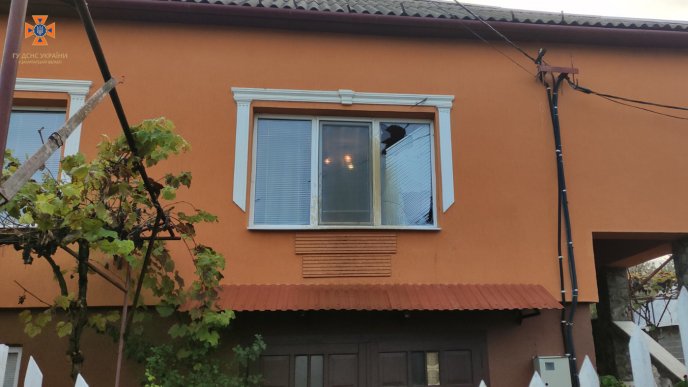 Горіли магазин, дзвіниця, будинки: рятувальники показали фото, що накоїв чоловік у селі – 07