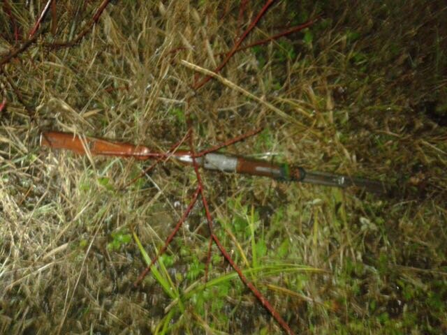 На Закарпатті під час втечі від прикордонників мисливці викидали зброю та тушки вбитих звірів – 01