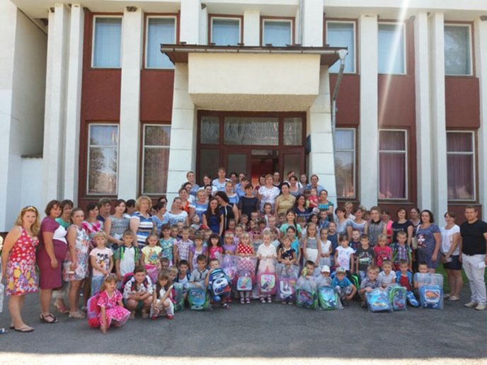 Першокласники із 12 сіл Тячівщини отримали шкільні ранці та приладдя – 03