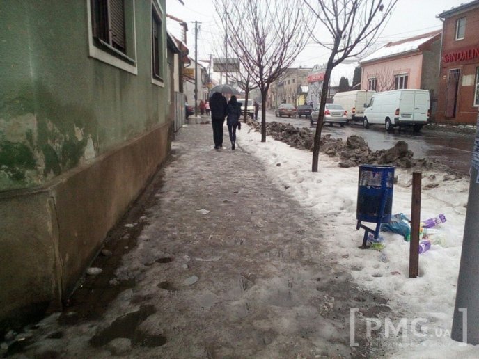 У Мукачеві тротуари та вулиці залиті водою, подекуди суцільний лід – 05