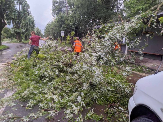 В Ужгороді комунальники ліквідовують наслідки негоди – 04