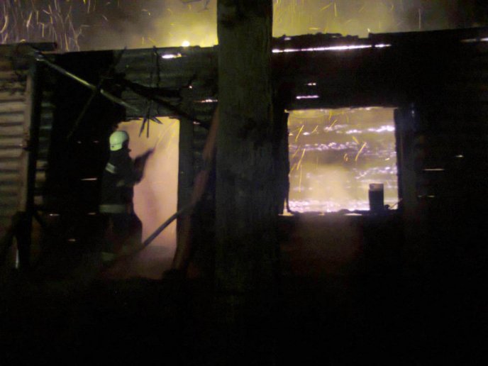 Вогонь знищив двоповерховий дерев’яний будинок закарпатця – 01