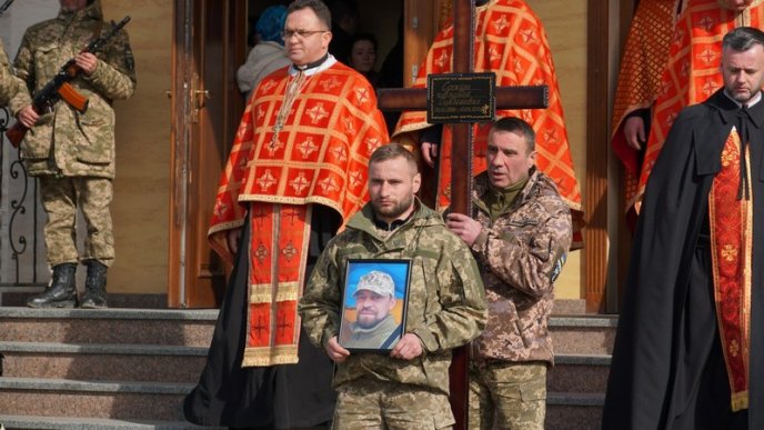 Мукачево навколішках попрощалося із Героєм, який захищав Маріуполь – 03