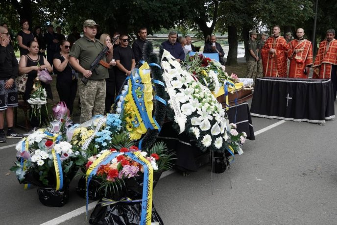 В Ужгороді відбулося прощання з воїном, який помер у лікарні після важкого поранення – 01 В Ужгороді відбулося прощання з воїном, який помер у лікарні після важкого поранення – 01