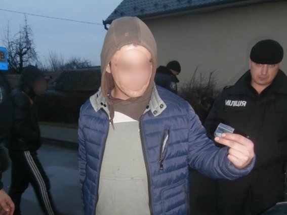 В автомобілі берегівчанина правоохоронці вилучили наркотики – 01 В автомобілі берегівчанина правоохоронці вилучили наркотики – 01