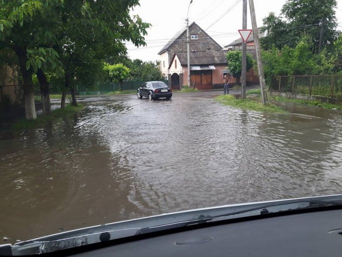 Закарпатське місто після дощу перетворилося на Венецію – 05
