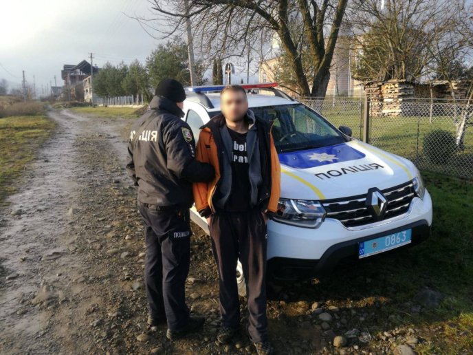 Поліція вилучила у чоловіка сховок із наркотичними речовинами – 01