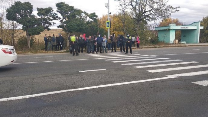 Обурені закарпатці перекривали трасу Київ-Чоп біля села Дубрівка – 03