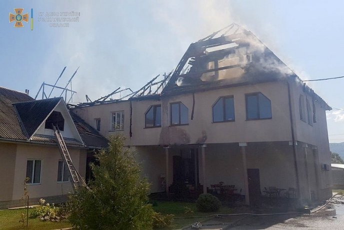 На Закарпатті горить будинок готельного типу: пожежники врятували чоловіка – 02 На Закарпатті горить будинок готельного типу: пожежники врятували чоловіка – 02