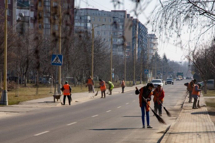 Ужгород прибирають після зими – 02