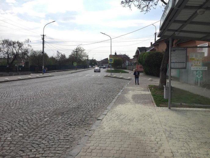 На кількох вулицях Мукачева з’явилися паркувальні півсфери – 04