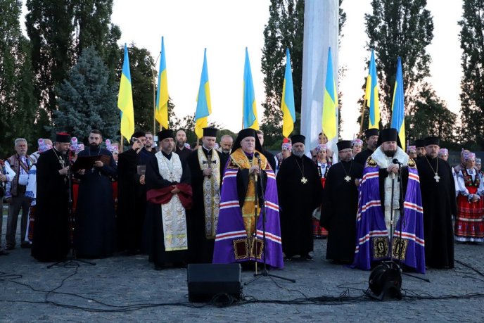 Світанок в Ужгороді зустріли молитвою за Україну – 06