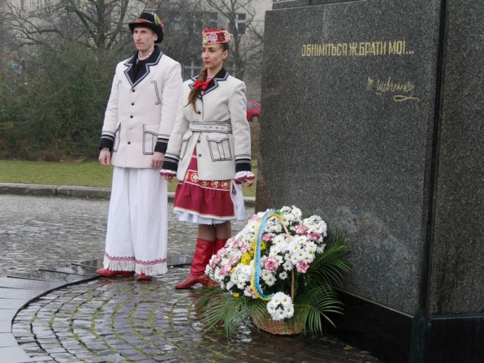 В Ужгороді поклали квіти до пам’ятника Тарасу Шевченку – 01