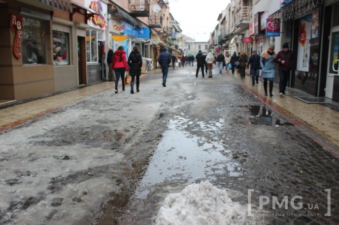 Одна з центральних вулиць Мукачева перетворилась на суцільну калюжу – 12