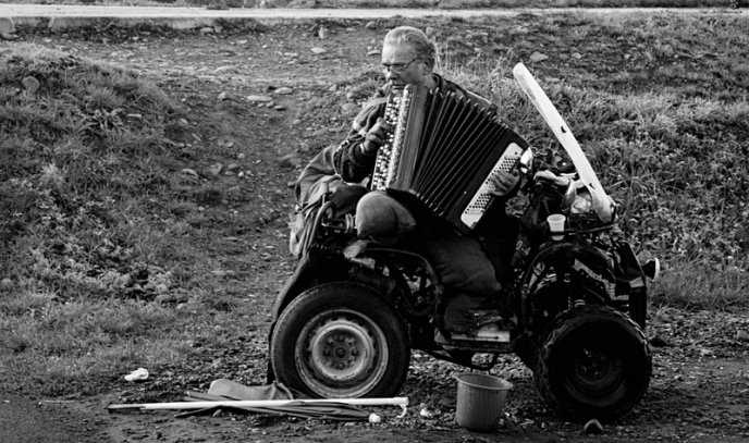 Роми та жебраки на храмове свято жіночого монастиря не дають проходу віруючим (ФОТО) – 04