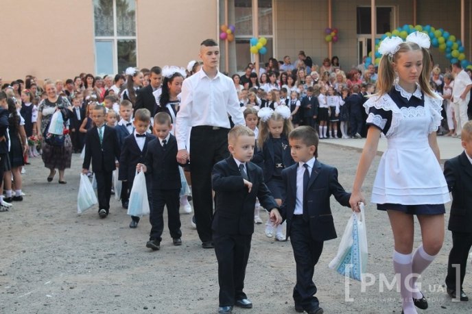 НВК "Гармонія" урочисто відзначила свято Першого вересня лінійкою у вишиванках – 52
