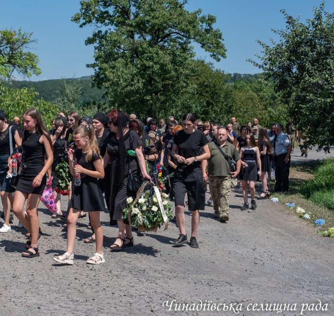 У Чинадіївській громаді поховали молодого воїна, який загинув на війні – 05