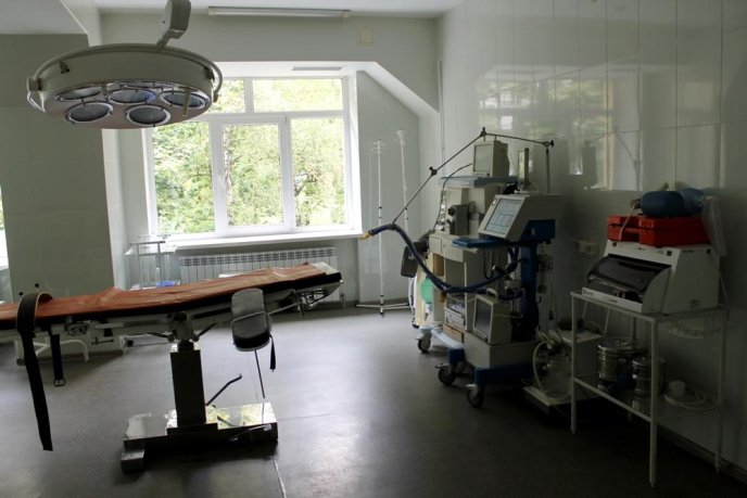 Жахи Хустської райлікарні: дах в аварійному стані й у дощ протікає, по стінах стікає вода, у палатах – грибок та плісень – 13