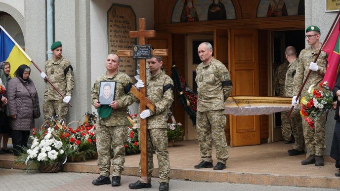 У Мукачеві попрощалися із загиблим на війні Героєм – 07