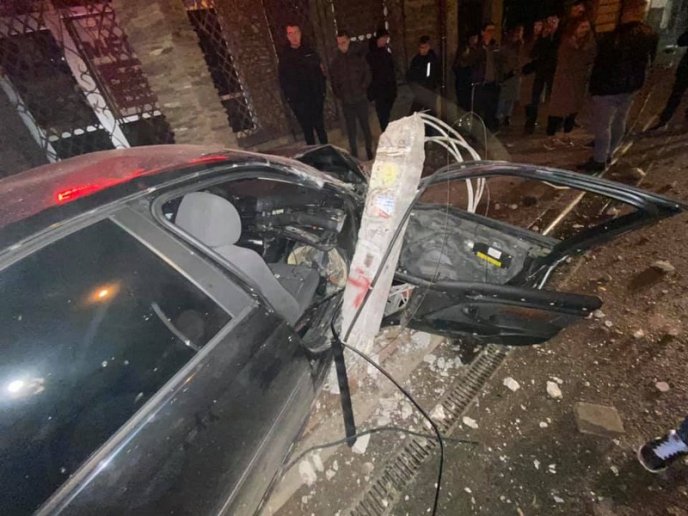 Водій на шаленій швидкості врізався у бетонний стовп: фото з місця події – 01