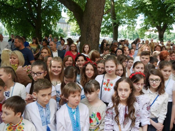 Як у лінгвістичній гімназії в Ужгороді останній дзвоник проходив – 10 Як у лінгвістичній гімназії в Ужгороді останній дзвоник проходив – 10
