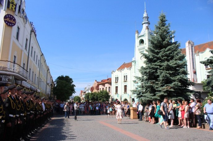 У центрі Мукачева військовим ліцеїстам вручали атестати – 03 У центрі Мукачева військовим ліцеїстам вручали атестати – 03