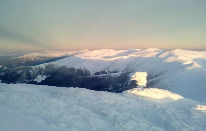 Мережу підкорюють фотографії засніженої гори Піп Іван – 02