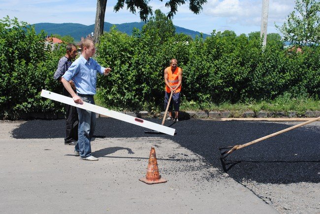 Знамениту яму біля мукачівської «пожарки» асфальтують (ФОТО) – 03