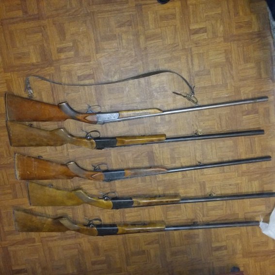 Жителі Ужгорода прийшли у поліцію зі зброєю – 02