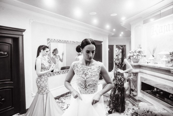 Мода заради життя: на Закарпатті відбувся ІІІ-й благодійний показ мод дизайнерки Роксолани Новак – 123